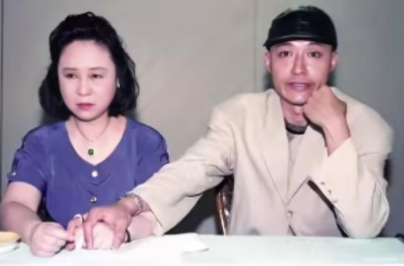 1991年，琼瑶在筹备《青青河边草》时，邀请了大陆演员何晴出演男主角何世纬的表妹