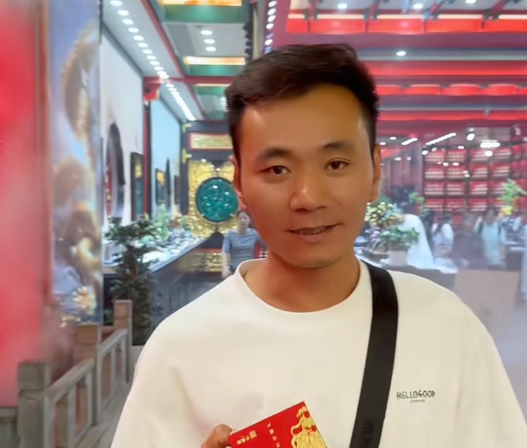 林丽厉怀远离婚纠纷再发酵！奶奶直播带货遭水军刷屏，网友:她一直说这一边顾团队黑她