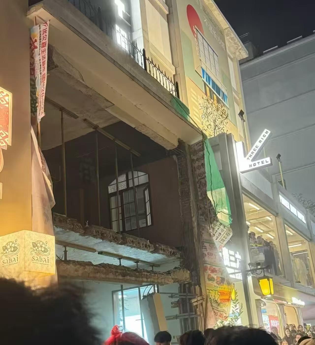 揪心!长沙市中心潮宗街有面墙倒了!人多地方不要凑,老话在理。看样子倒墙的这家是