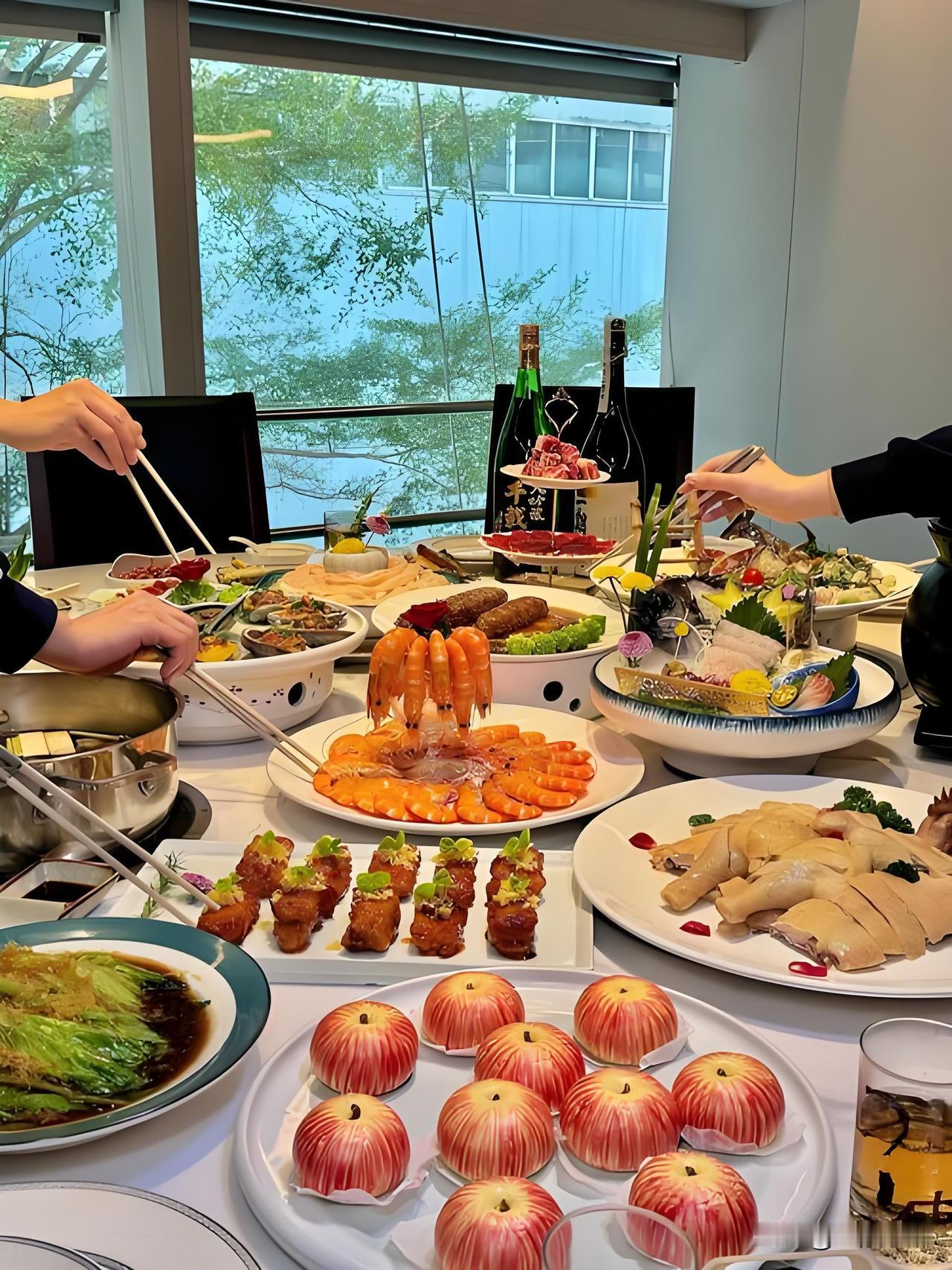 下午，一位在深圳经商多年的老朋友来电话，说刚刚回来，在某大酒店安排了晚餐，想邀几