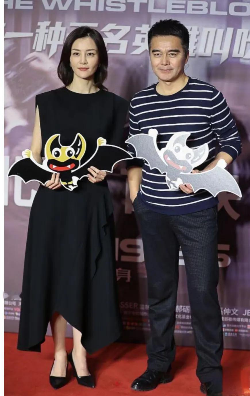 结过四次婚的许亚军，取的老婆个个都是大美女，如今57岁了厅长风度依旧。左边的这位