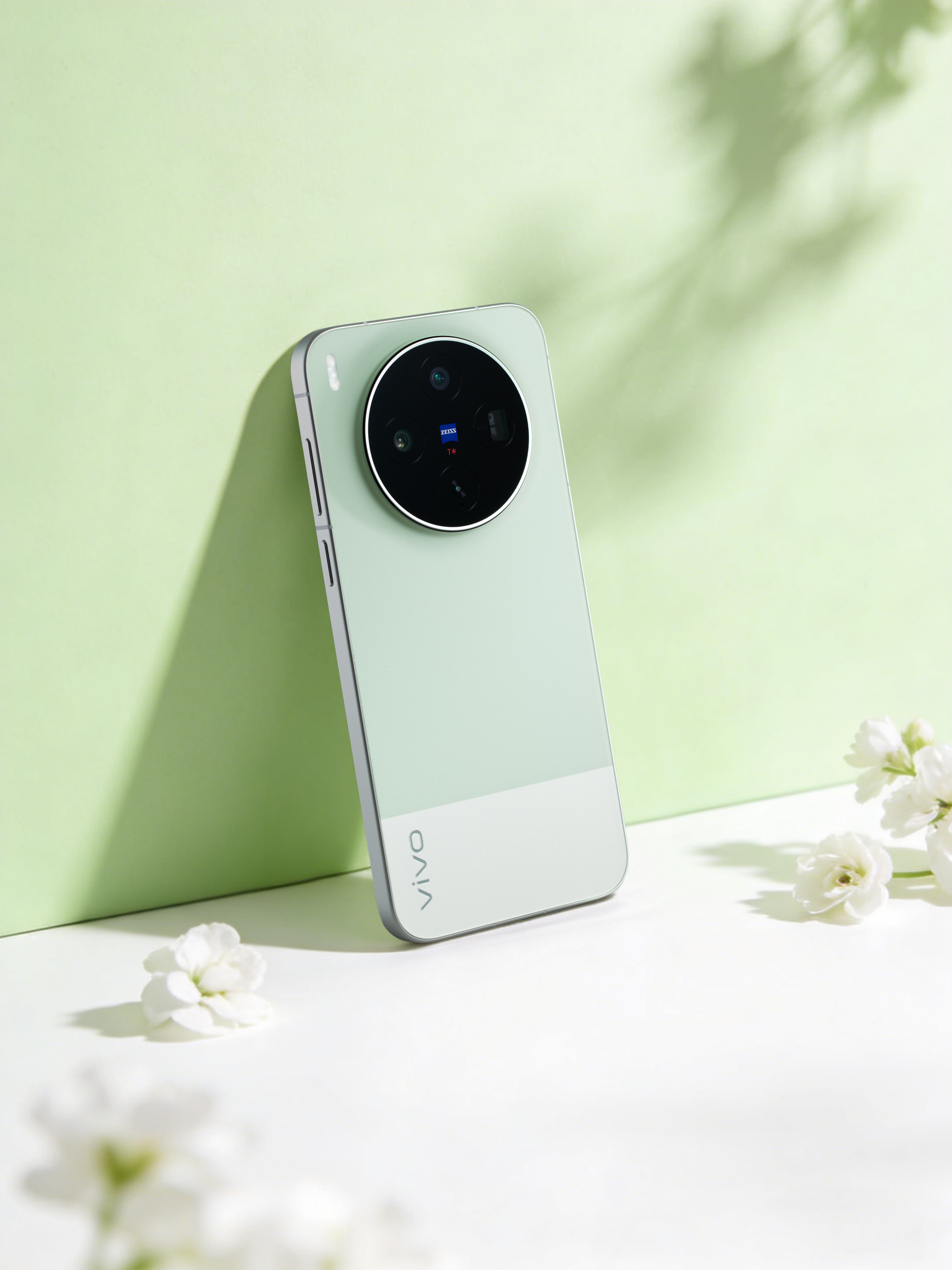 vivoX300s胶片绿配色来啦！怎么说，看到这一抹绿是不是很有春天的感觉?