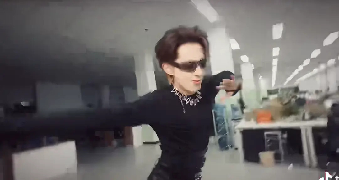 王鹤棣怎么也开始走抽象路线了？不过他太瘦了，身材很抢眼