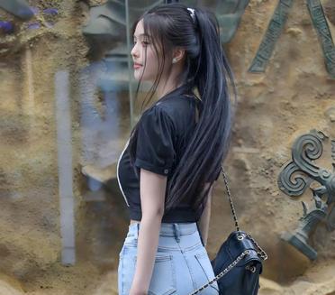 小姐姐背影很有feel，回头率超