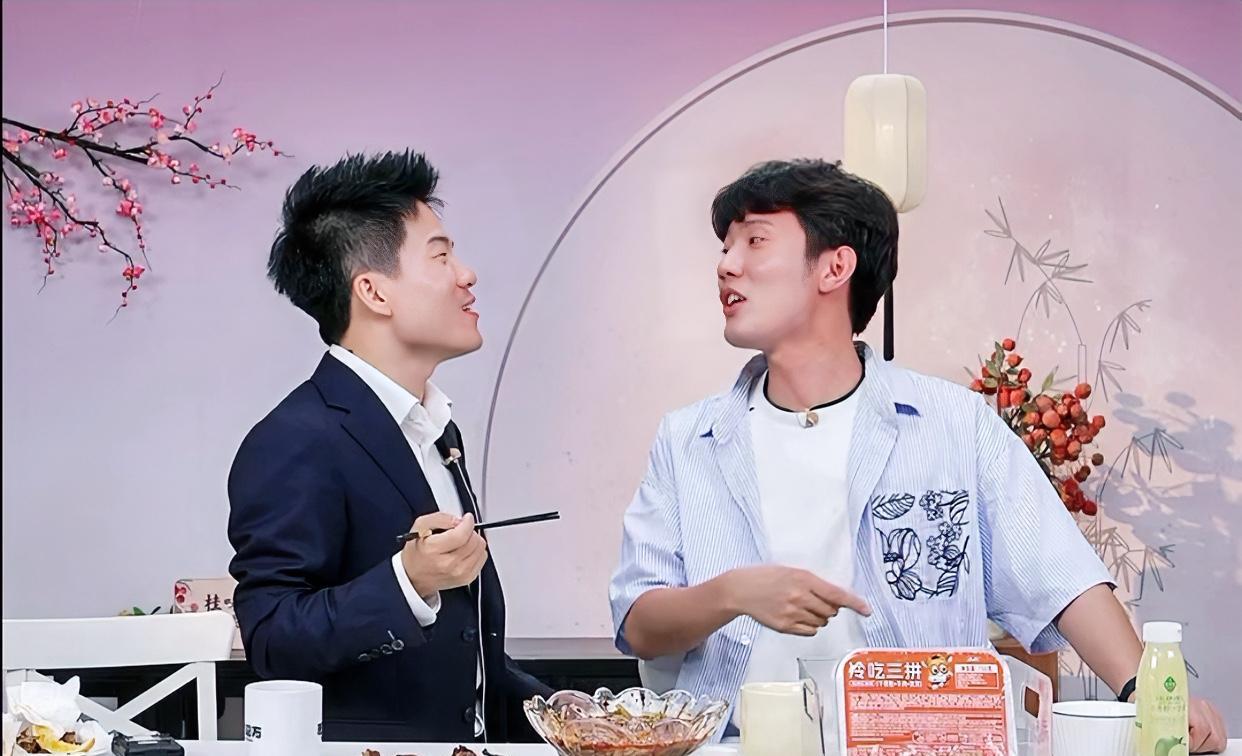 董宇辉今天心情这么好都喝上带度数的“饮料”了[呲牙笑]鹏鹏量浅，直接上脸直播