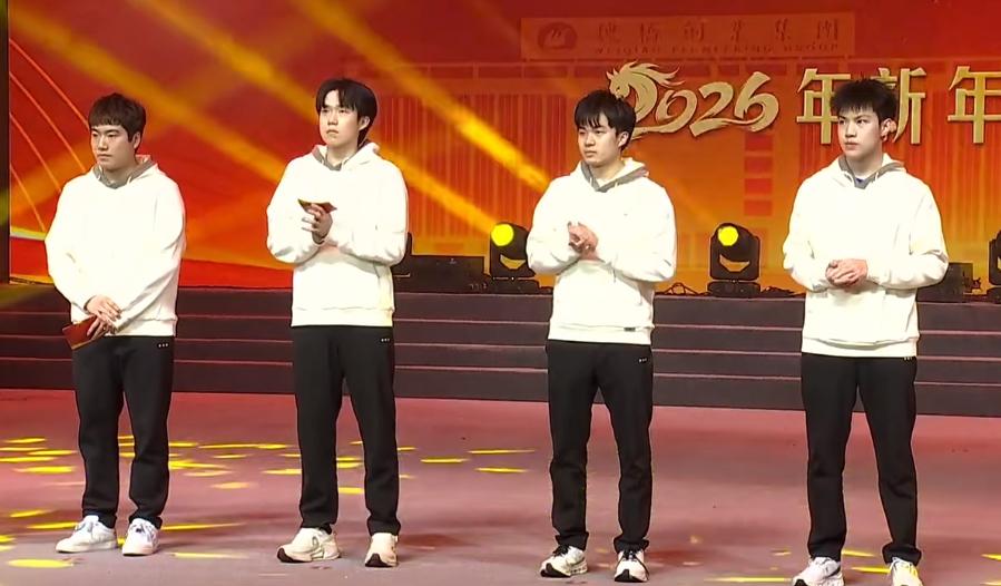 王楚钦在山东魏桥的年会上送祝福啦12月29日，山东魏桥在总部召开了跨年联欢活