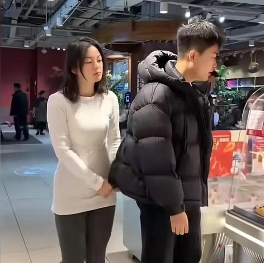 泪目了！妻子产后发生了精神分裂症，丈夫不离不弃，走到哪带到哪。男的今年28岁，女