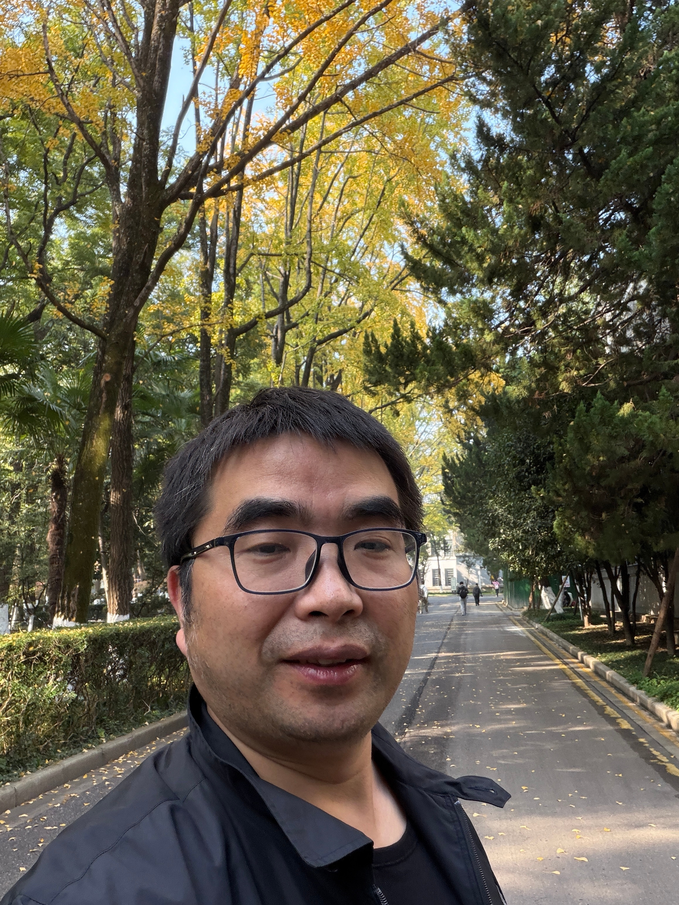 去南大跑步，回忆起以前一位南大学姐，曾经在我初中班上当辅导员，特别漂亮，没想到整