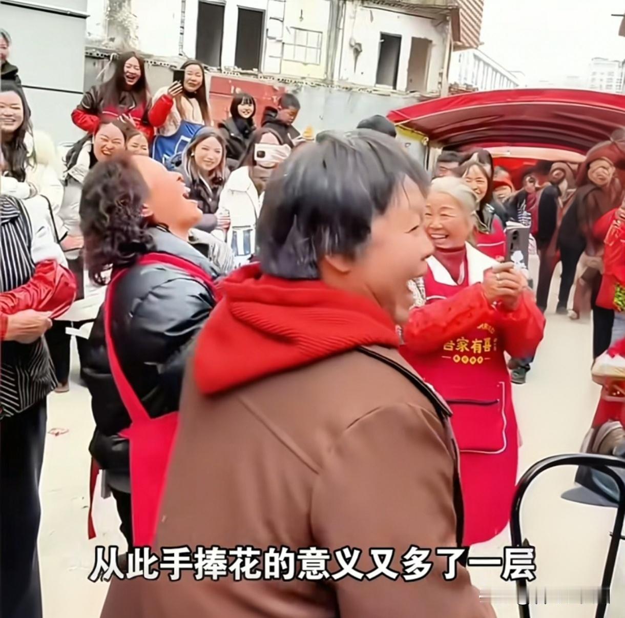 手捧花不送女友送老妈！贵州伴郎孝心反杀，全网泪崩：幸福该先给父母！婚礼上，伴