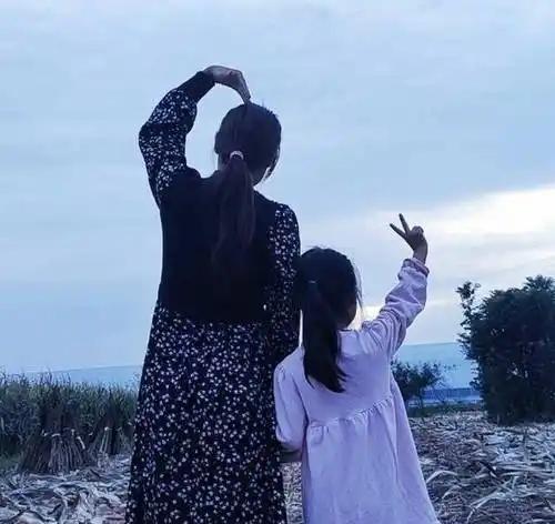 我认识一个女孩，妈妈在她五年级时因病去世，爸爸对她不管不问。后来她搬到姑