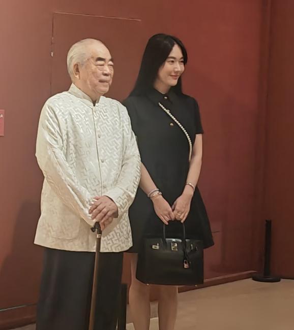 有个事情，我一直不敢说，就是范曾的小娇妻徐萌，手里提的是一只爱马仕铂金包