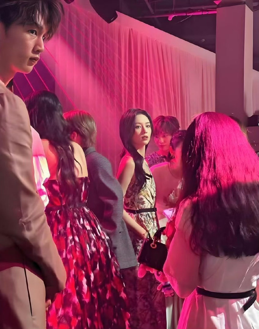 好像突然理解了为什么霸总能在人群中一眼锁定女主了