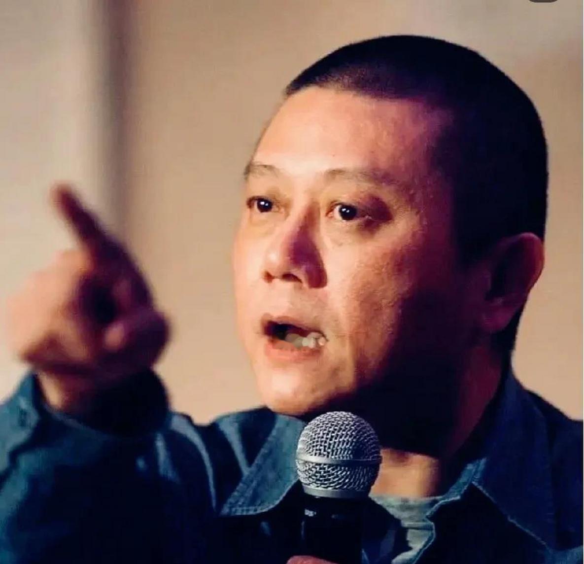 作家王朔心目中的英雄与禽兽：“什么是英雄？就是满身是血，也要拉着我们站立起来的人