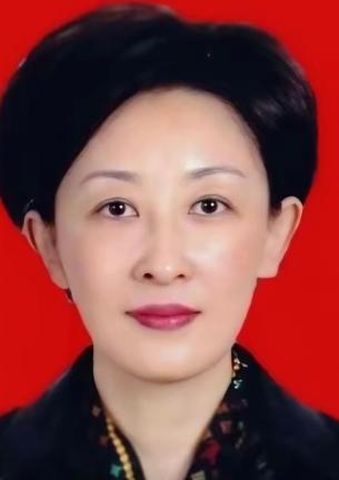 又揪出来一个巨贪，金额高达9.7亿，首富夫人郝斌跨境逃亡失败了。郝斌这名字最