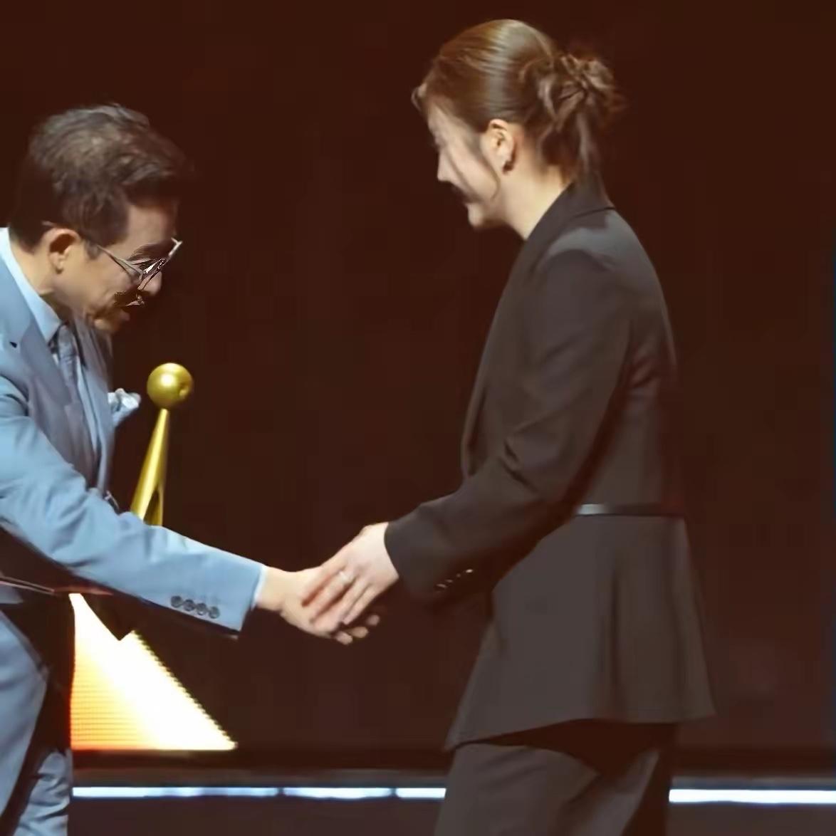 奥运冠军的格局藏在细节里！陈梦这波双手握手名场面，比红毯造型还圈粉！盛典上主