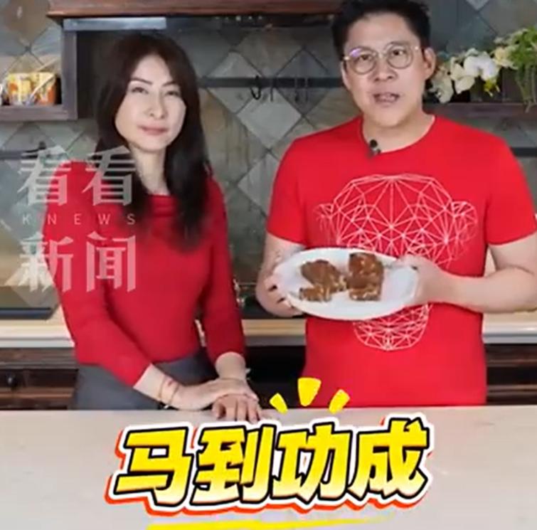 又被郭晶晶与霍启圈粉了！两人录制春节拜年视频，两人都穿着红衣服，很喜气。元旦的