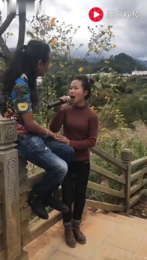 大山中的女孩