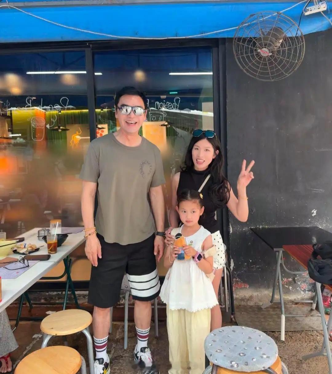 钟镇涛现身香港中环一家大排档吃面被偶遇，他现实中真人看起来好年轻，穿衣打扮清爽有