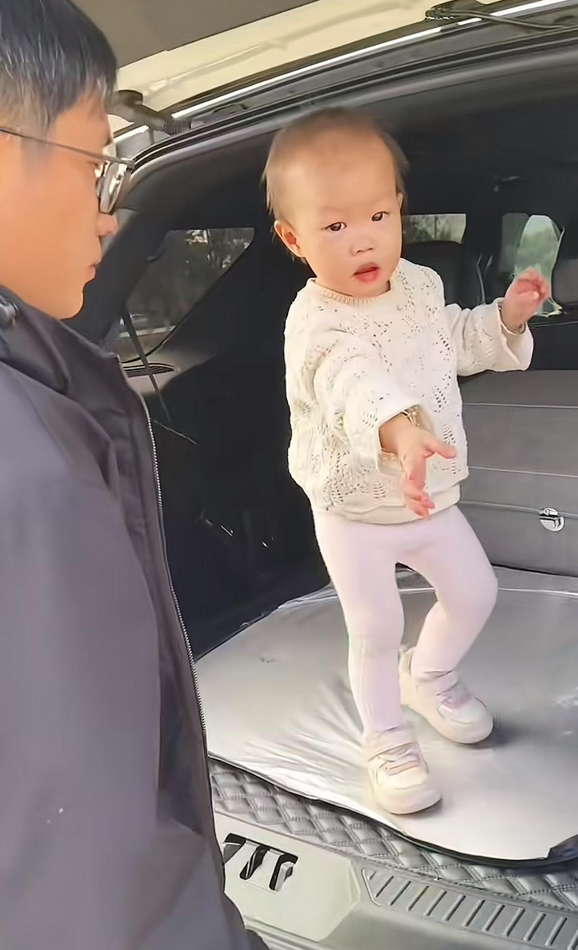 梁志辉回家是一刻都没闲着，不是在应酬，就是在照顾缩小版的自己。梁志辉认亲结束后