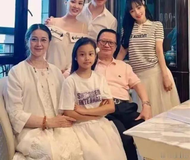 贾乃亮带甜馨回东北看爷爷奶奶，祖孙三人逛菜市场，甜馨身高惊人​