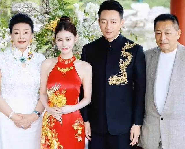 汪小菲亲爸汪则翰，才是最潇洒的人呐。年轻时，在张兰怀孕最需要依靠的时候，他