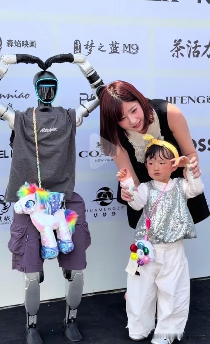 3岁不到的闪闪无疑成为了整场时装周最靓的仔！她自信大方地走过人群，一点儿也不怯场