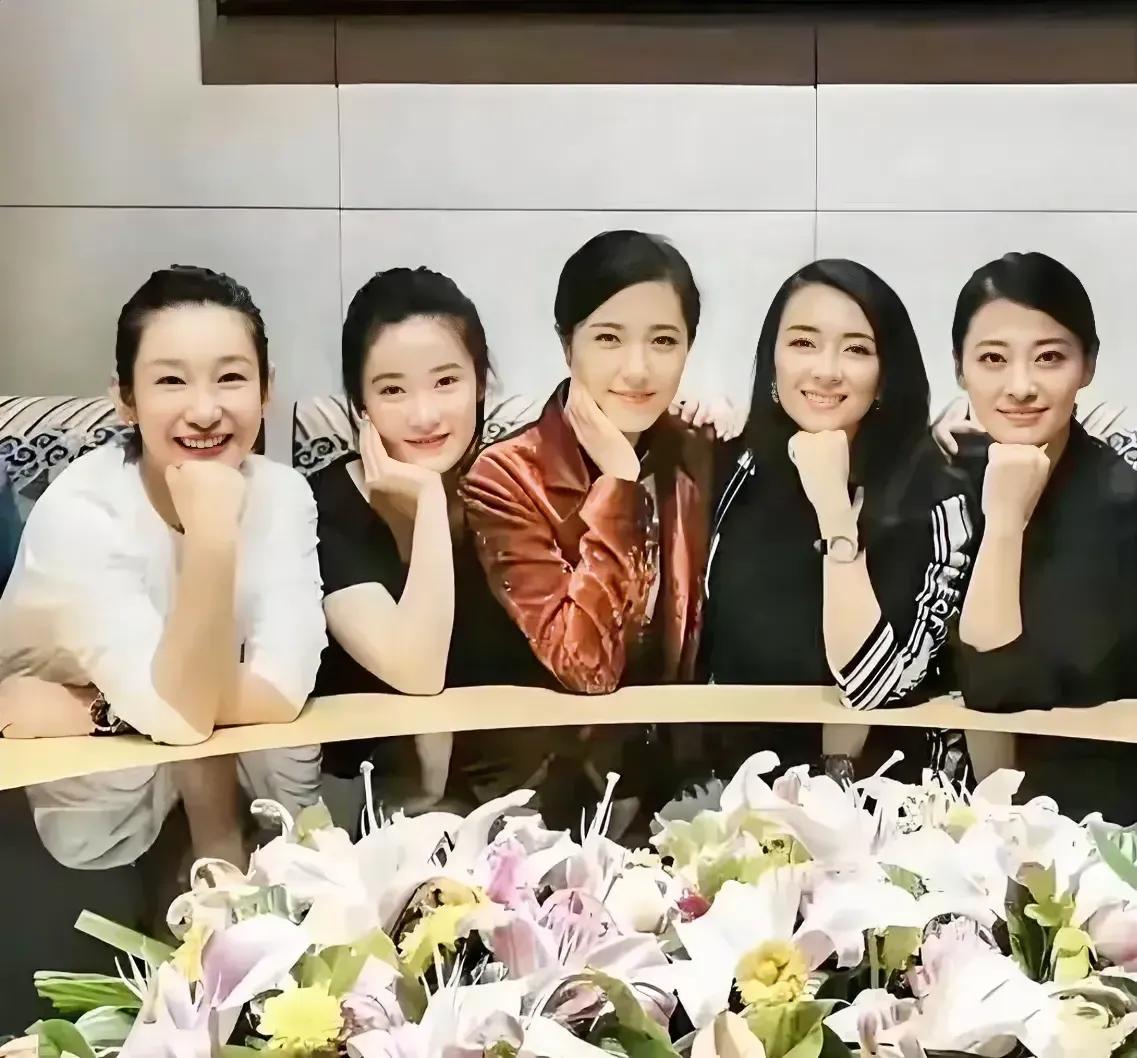 五位女星同框，感觉其颜值从左到右依次递增呀！虽然秦海璐笑容灿烂，肤色白皙但总看着