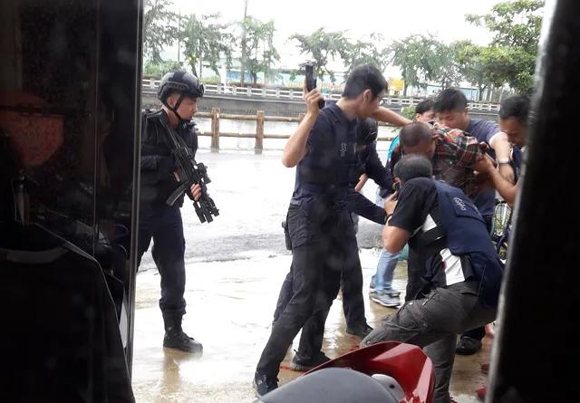 高雄警方连开16枪拘捕武装嫌疑人当一名即将被捕的嫌疑人从背包里掏出手枪时，开了