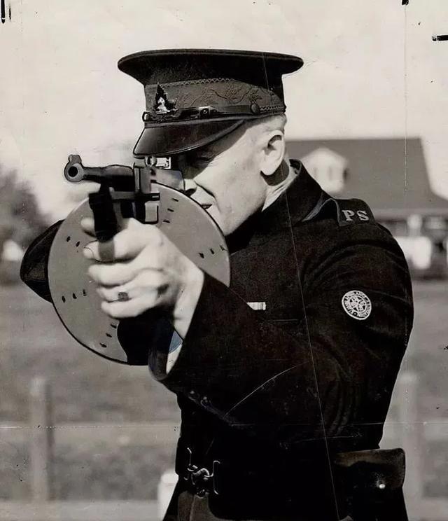 除了价格昂贵外，问世之初的汤普森冲锋枪的体重和身材也为人诟病。汤普森冲锋枪的大部