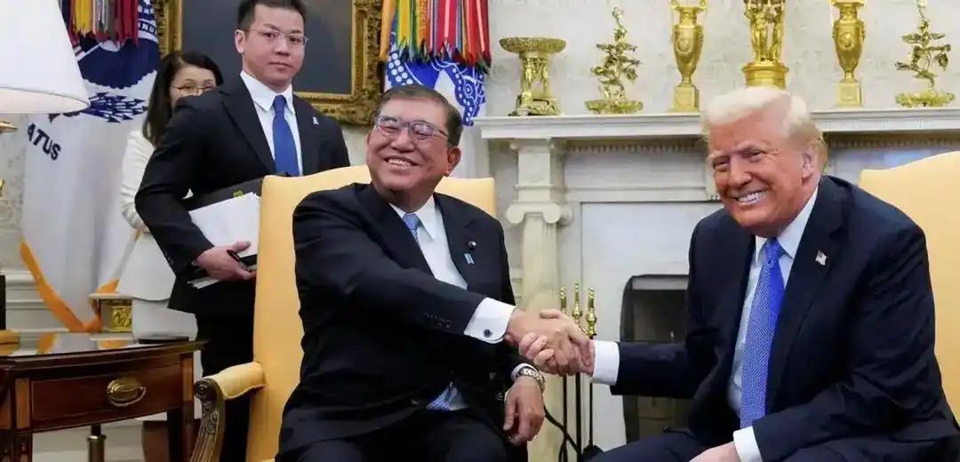 加拿大总理卡尼站在卡尔加里的讲台上，说了一句让在场所有人都得愣一下的话：我们全军