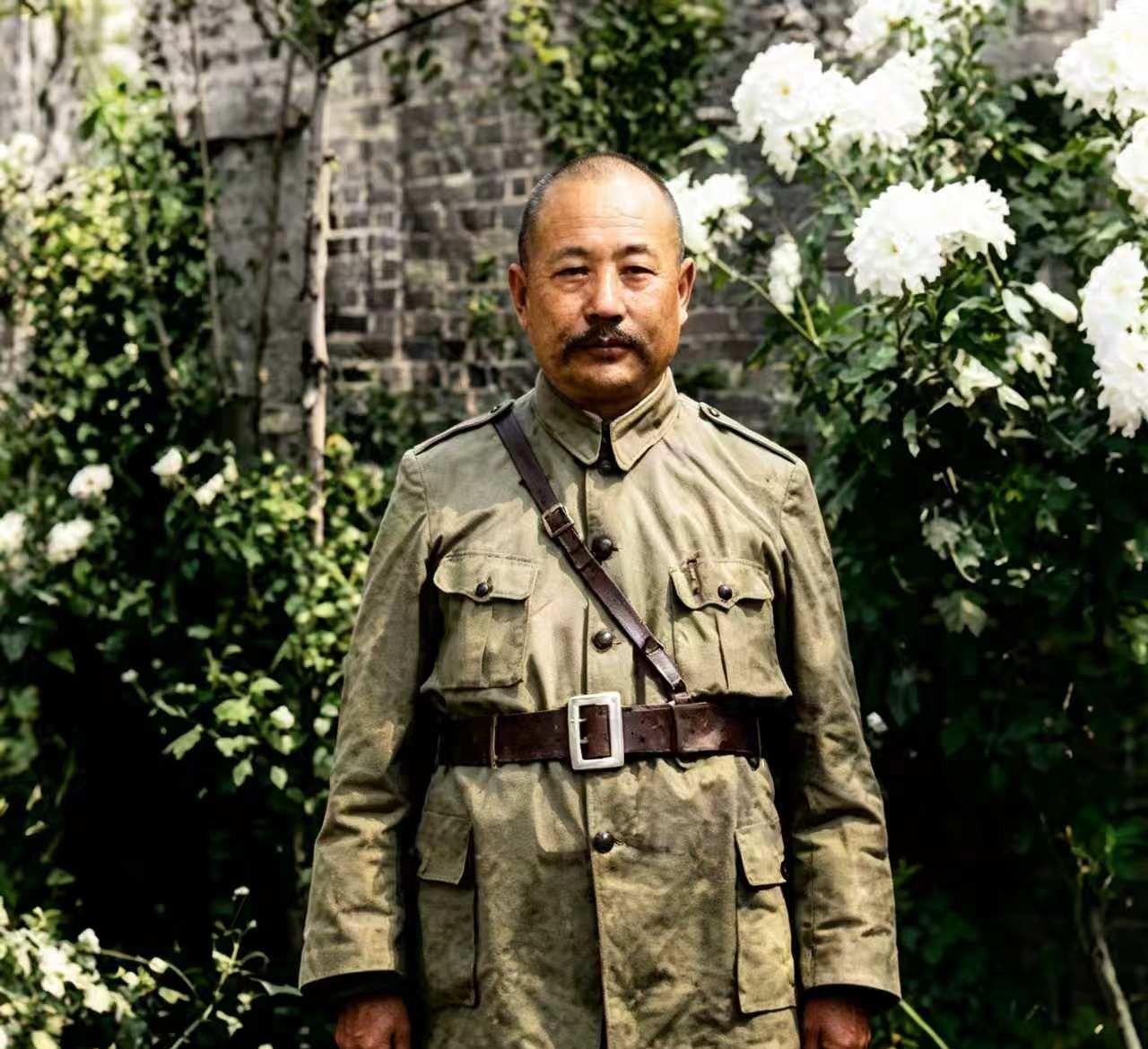 1927年冬，朱德带着南昌起义剩下的800人走到江西安远天心圩，没吃没穿没子弹，