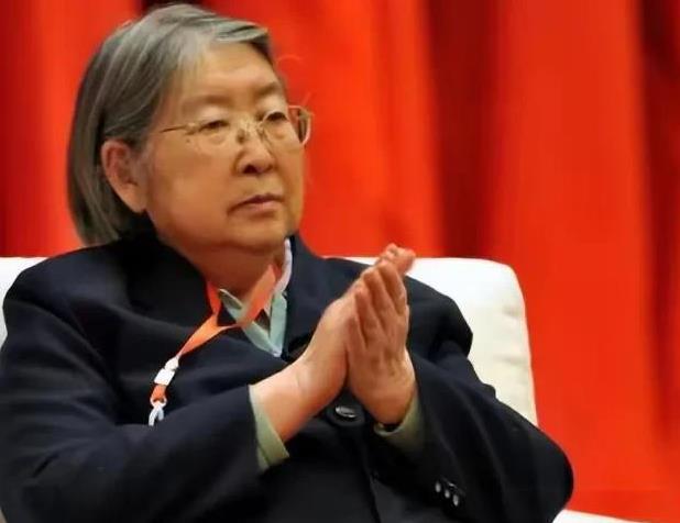 毛主席与李敏之间，有着一段令人动容的父女情。李敏，作为毛主席与贺子珍的女儿，承载