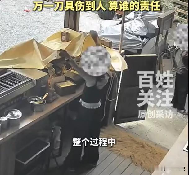 四川，有几位家长带着孩子出游，熊孩子们看到户外有一家咖啡厅，因为正值节假日，老板