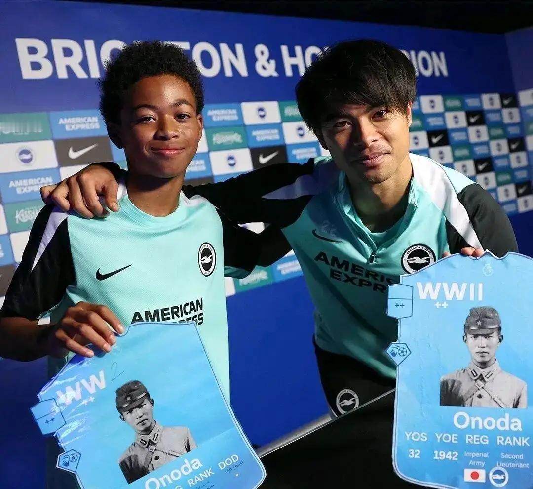 日本国脚三笘薰与一名小球员各自手持一张印有二战时日本军官小野田宽郎头像的卡片。