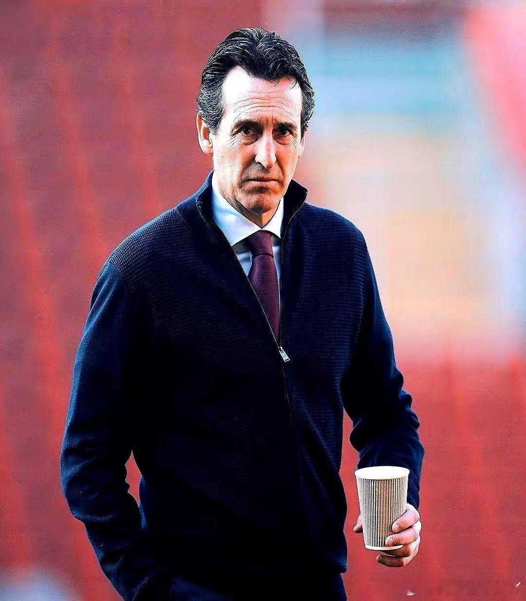 三条大腿全断了！维拉的腰直接被废，埃梅里看着前四的席位，差点一口老血喷出来。队长