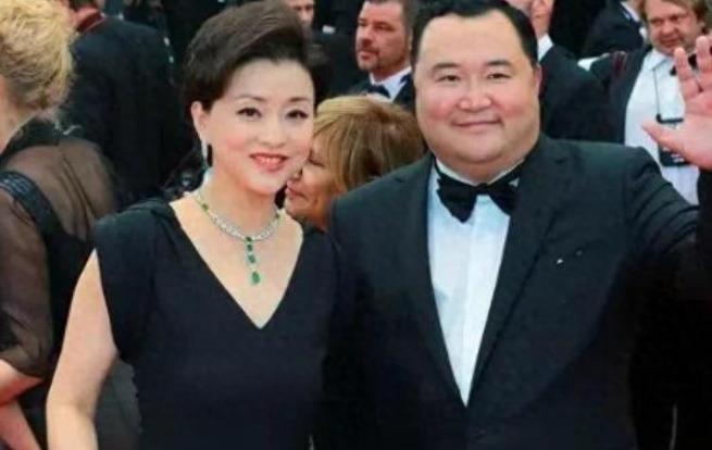 1994年，26岁的杨澜在游艇上被富豪吴征表白。她坦言已婚，对方却直言：你若愿意