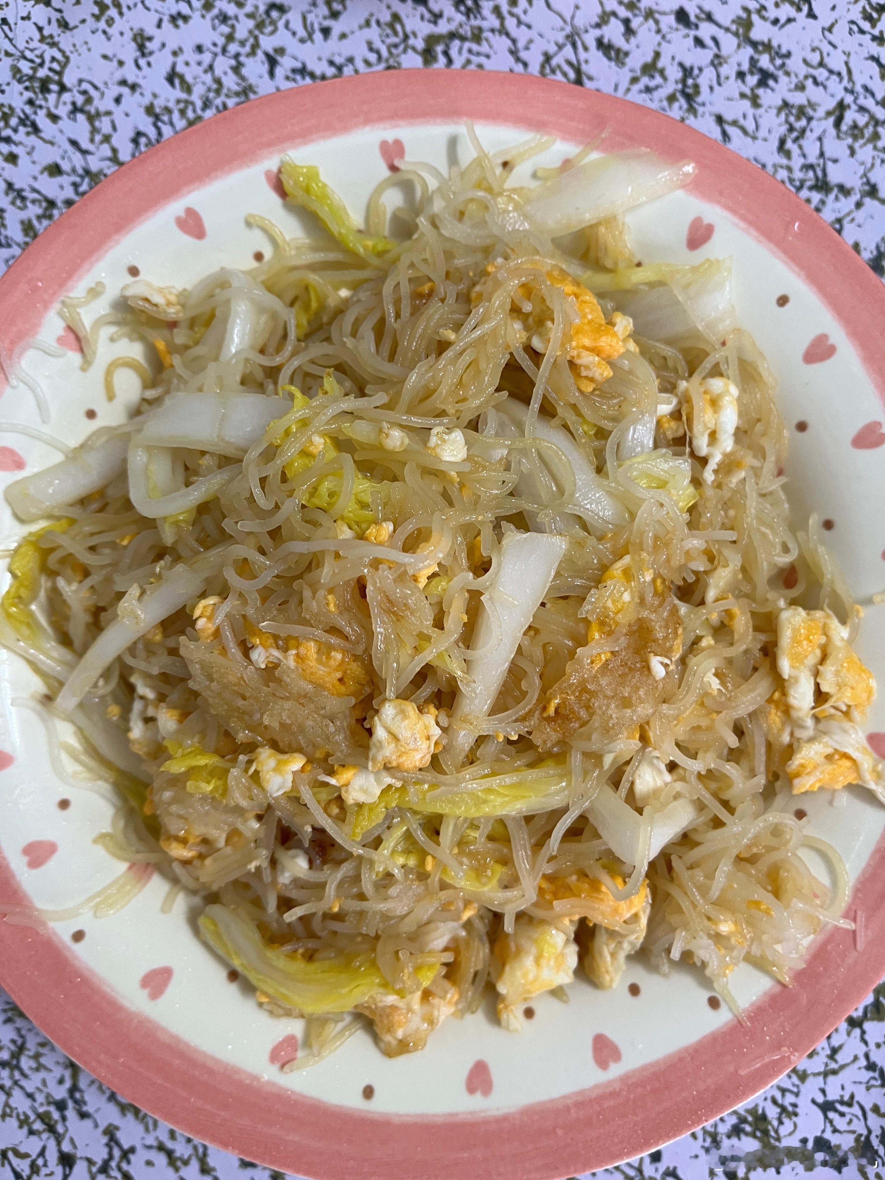 吃早餐，炒米粉，柠宝吃一碗，剩下的叫我吃，说吃完给我发奖状，老师发给她的，她拿来