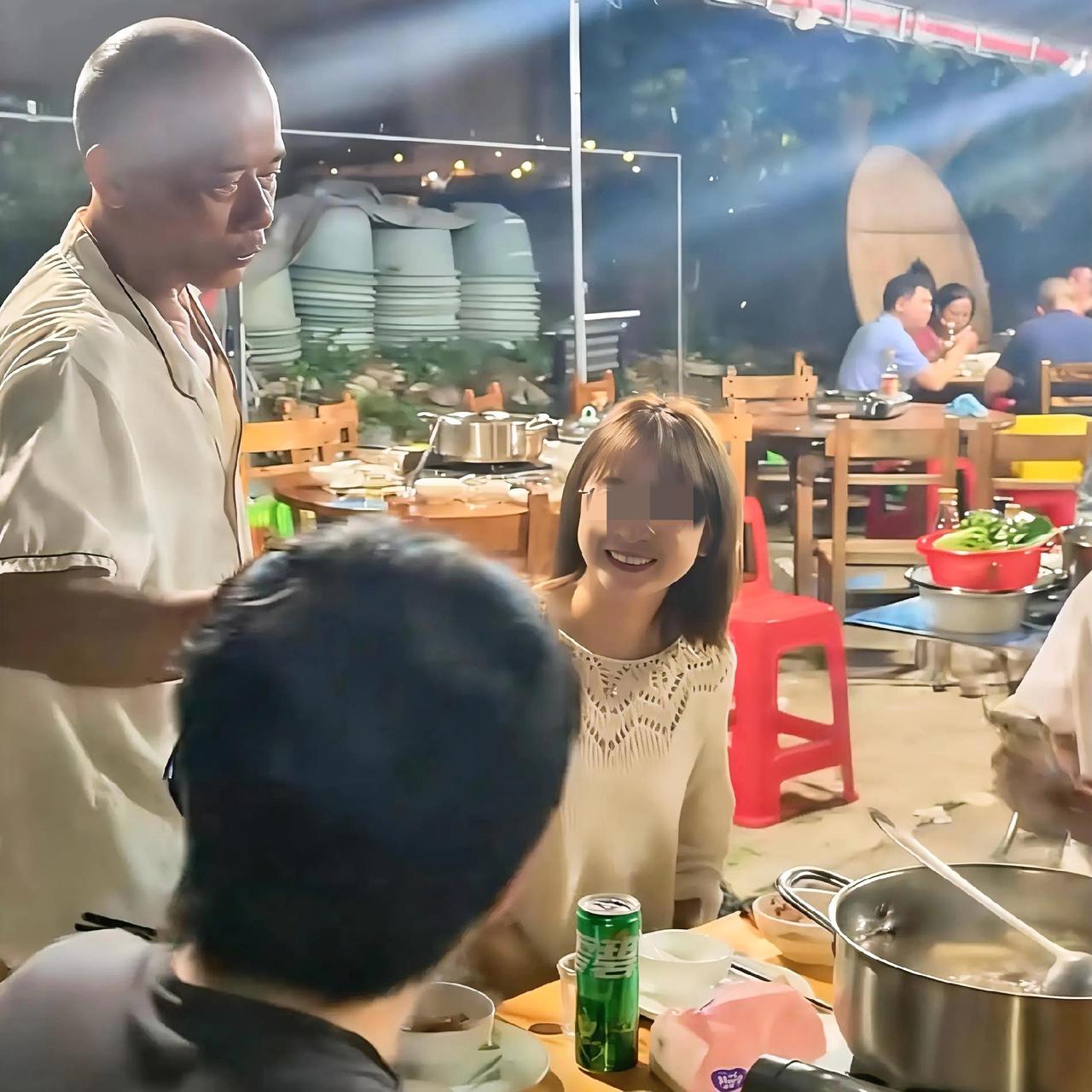 我发现现在做餐饮，只有两种情况能经营下去：1、味道极好，有着自己独特的风格，这