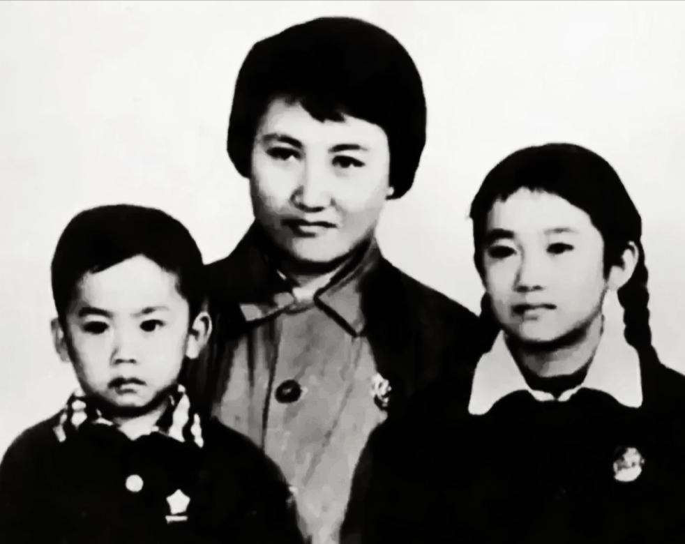 张志新和丈夫曾真生育有一男一女两个子女，名字叫曾林林、曾彤彤。张志新去世前，曾真