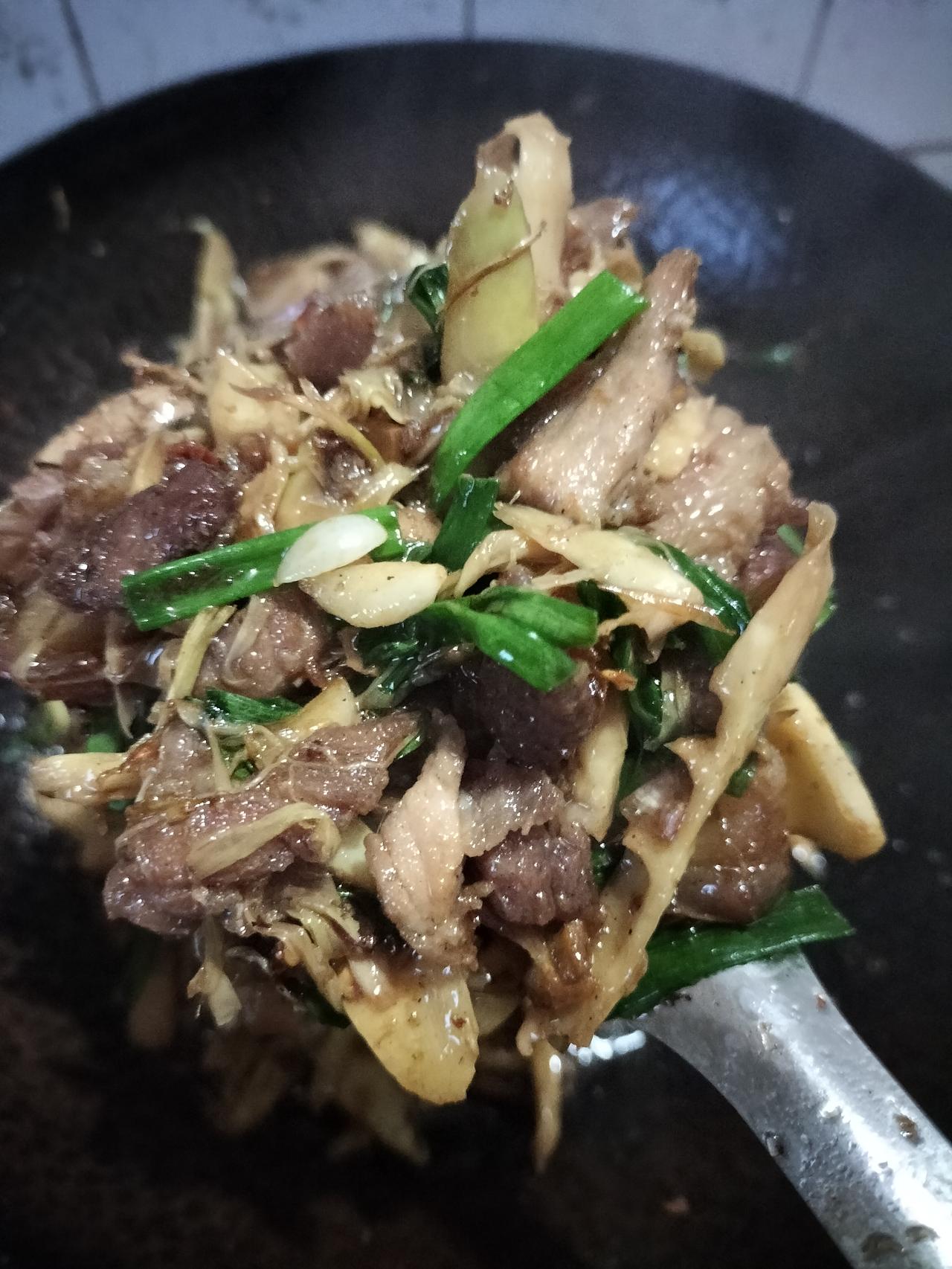 猪肉炒春笋好吃，可我的厨艺不好，所以不会炒菜的女人是抓不住男人的胃，自然也留不住