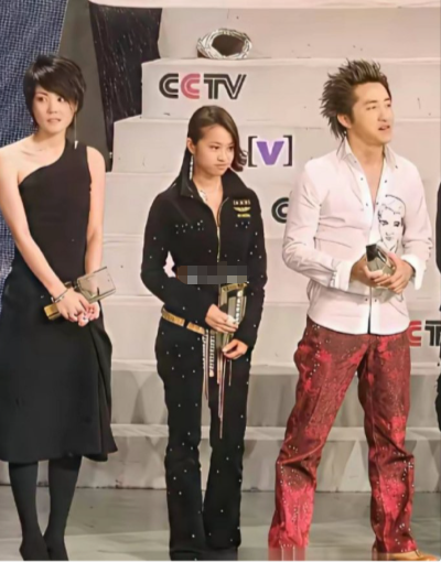 当年的非主流，当年的造型真独特，青春回忆很珍贵。一晃眼也成经典啦。