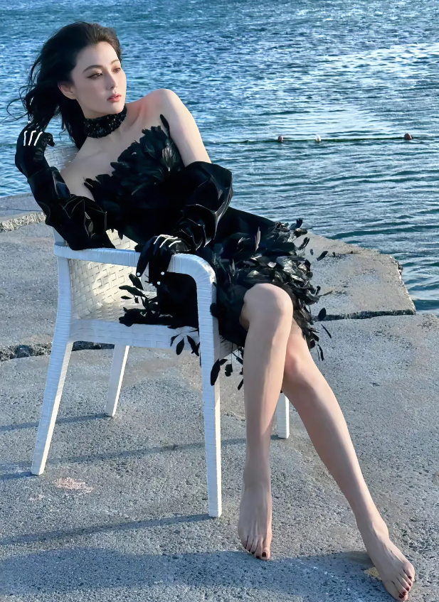 张馨予，169cm，脚美如花，妩媚动人，脚美人更美！