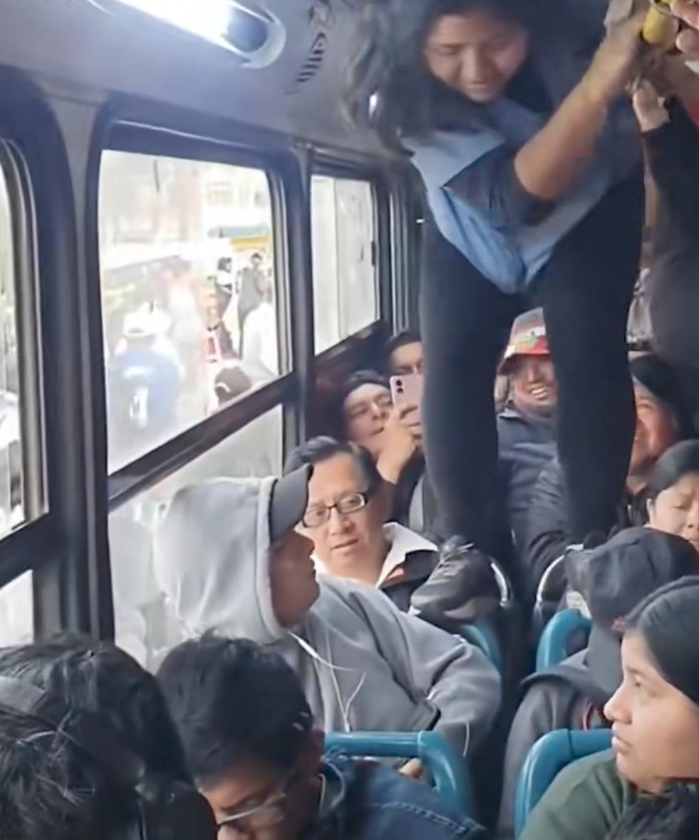 很难相信，这是现在秘鲁的公交车，售票员为了收车票钱，需要踩着座椅走到后面，再折返