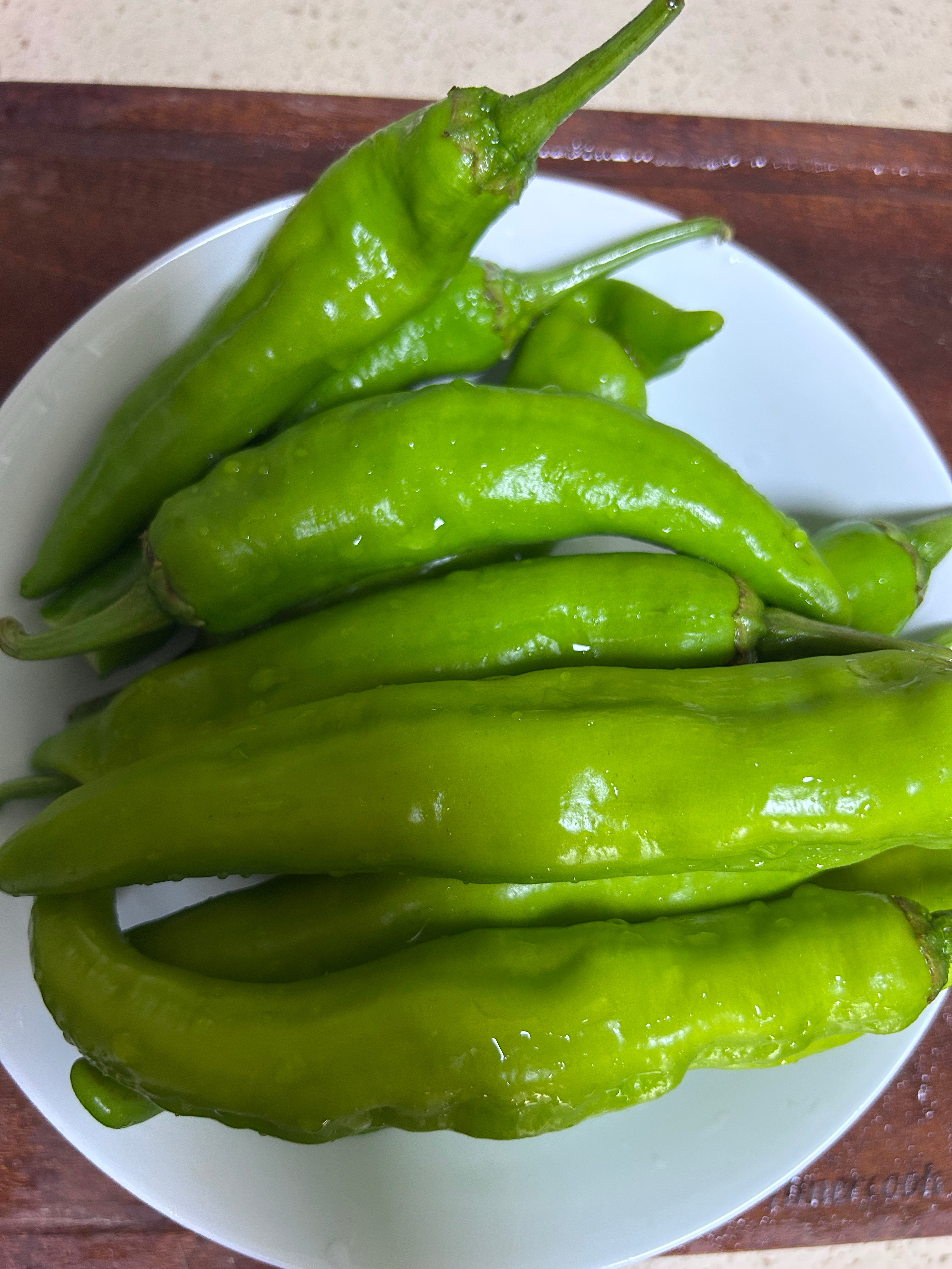 农家小炒肉，外面做的不卫生，想自己做，食材超简单，十分钟左右搞定，周末犒劳自己一