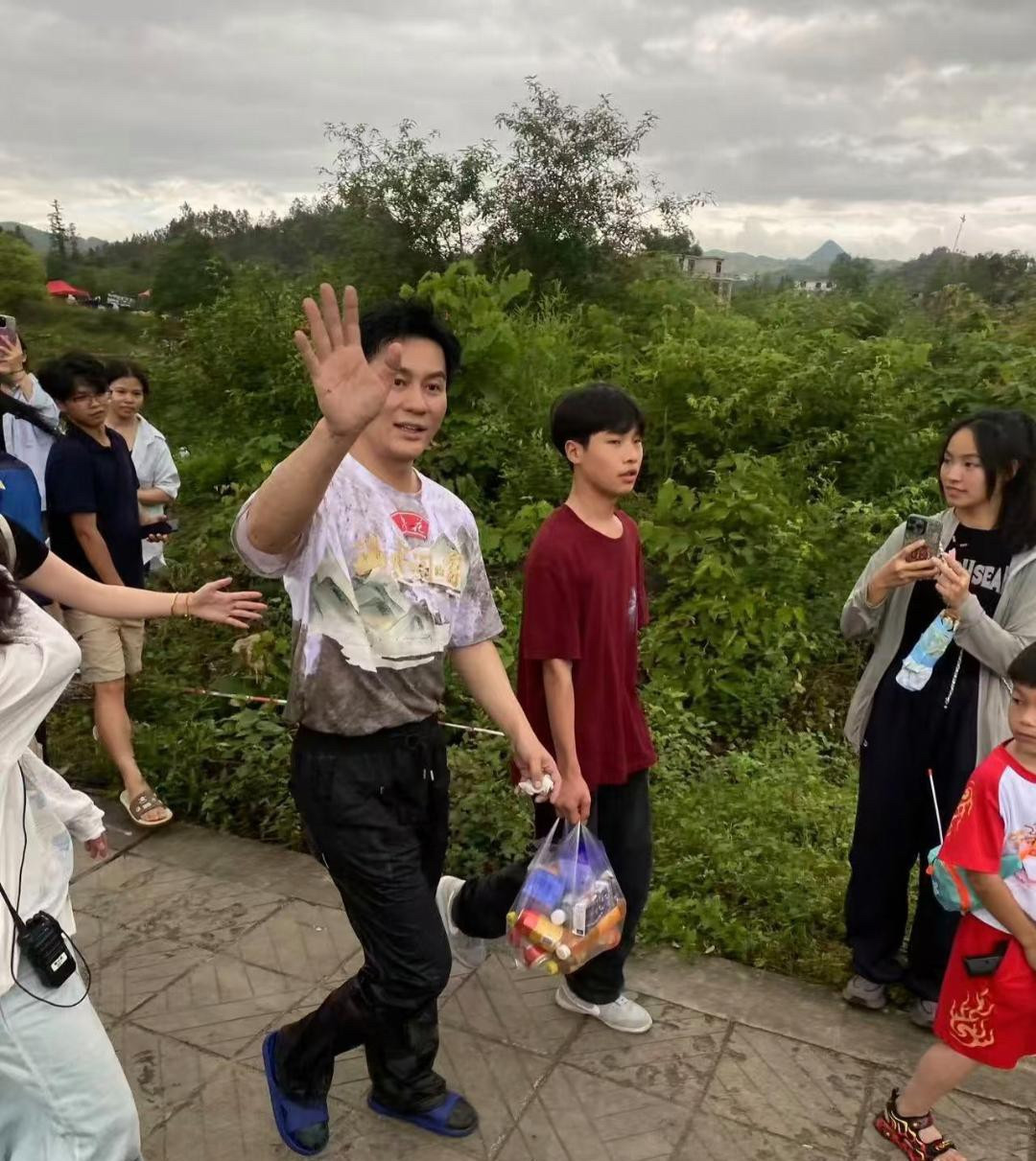 47岁李晨现身贵州山区，直接穿着拖鞋，私底下本人很普通，身材挺好，长相一般！