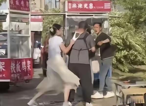 淮南内裤姐看似赢得了冲突，实则输掉了。发生在淮南的一件事让人惊掉了下巴:两个小摊