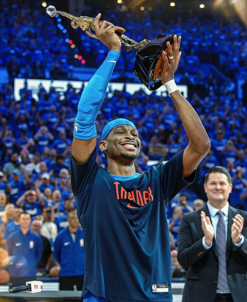 刚刚查到了本赛季最不可思议的一项数据：亚历山大出战了39场比赛的第四节，