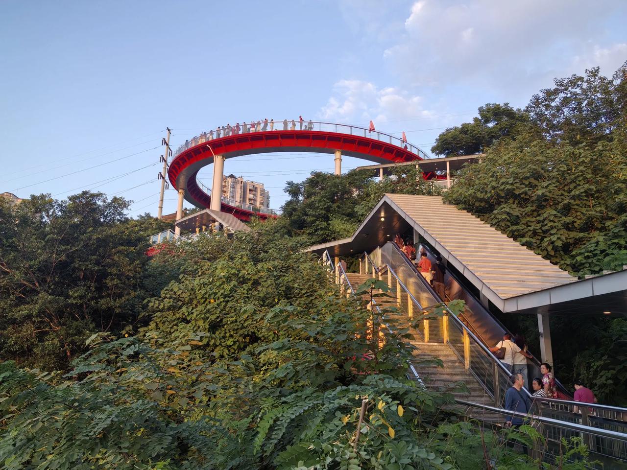 在重庆本地参加一个观夜景旅游，有四个景点，每人178元，觉得很值得。1、苏家坝