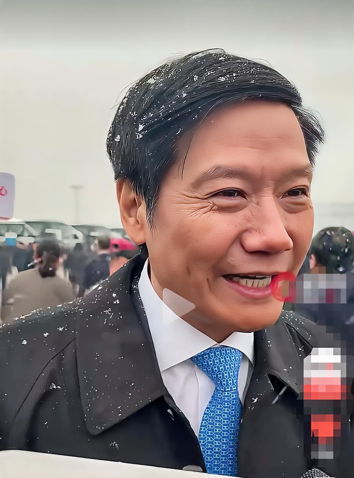 人民大会堂门口，我看见雷军“顾不上”的那几根白发近日，人民大会堂东门外。雷军