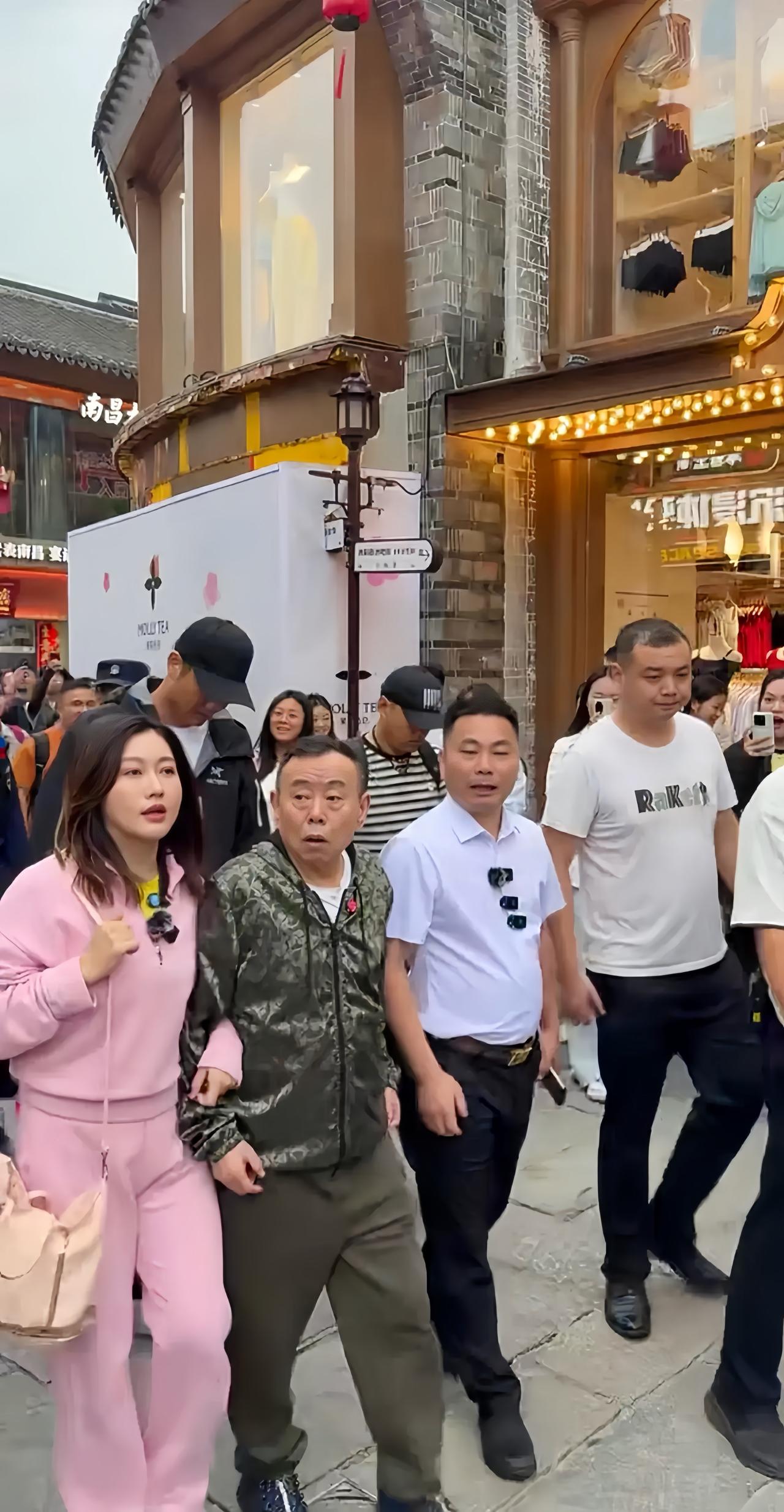 近日，潘阳带着67岁潘长江，一路吃喝玩乐，来到南昌文昌里逛街。潘阳挽着爸爸的